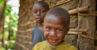 Jacob met broer en zus in Oeganda - SOS Kinderdorpen