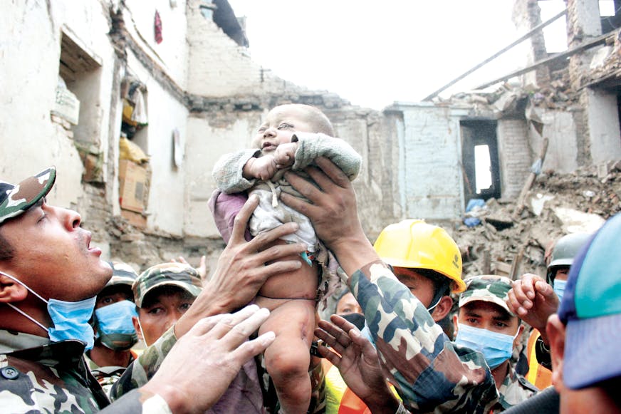 Baby gered uit puin, Nepal, SOS Kinderdorpen