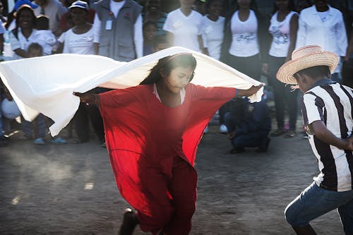 Dutch Relief Alliance Colombia Kindvriendelijke ruimte meisje danst traditionele dans