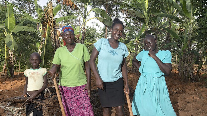 Families versterken Busia Kenia moeder en dochters in hun tuin