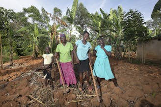 Families versterken Busia Kenia moeder en dochters in hun tuin