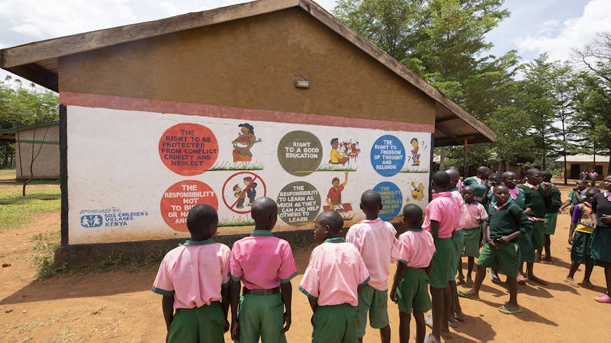 Families versterken Busia Kenia kinderrechten op muren van school