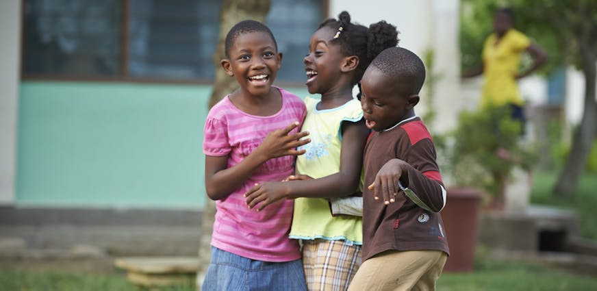 Ghana kinderdorp Tema drie kinderen lol samen