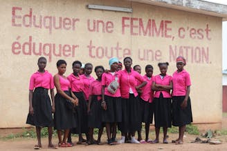 Familieversterkend programma Yamoussoukro groep meiden voor hun school