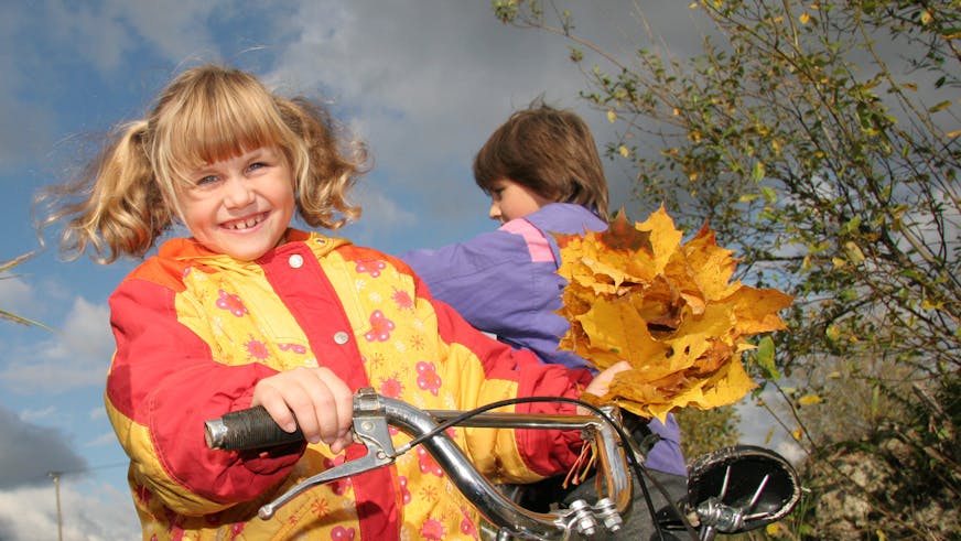 meisje op kinderfiets SOS kinderdorpen