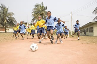 voetballende-kinderen-afrika-sos-kinderdorp