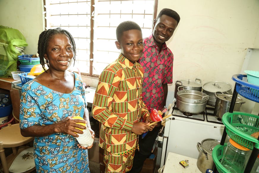 Ghana Tema familiehereniging Mensah met vader en moeder in de keuken