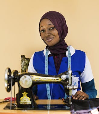 Guinee-Bissau jeugdwerkgelegenheidsprogramma Sangue Novo Maimuna achter haar naaimachine
