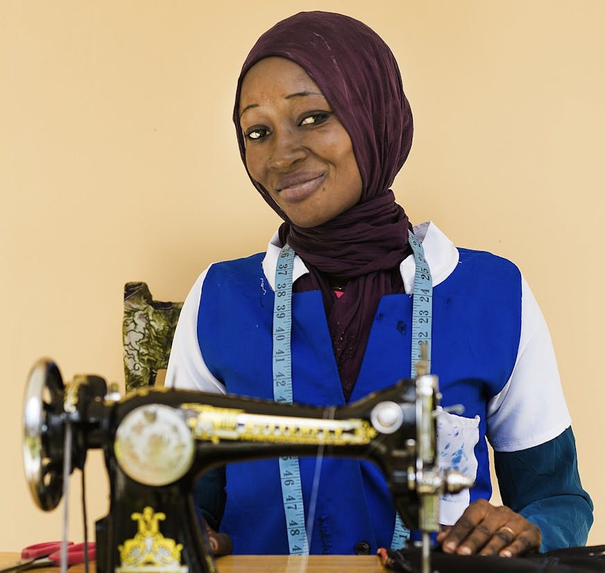 Guinee-Bissau Sangue Novo deelneemster Maimuna achter haar naaimachine