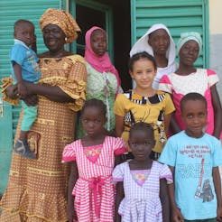 Tsjaad kinderdorp N'Djamena Moeder Pauline met haar kinderen