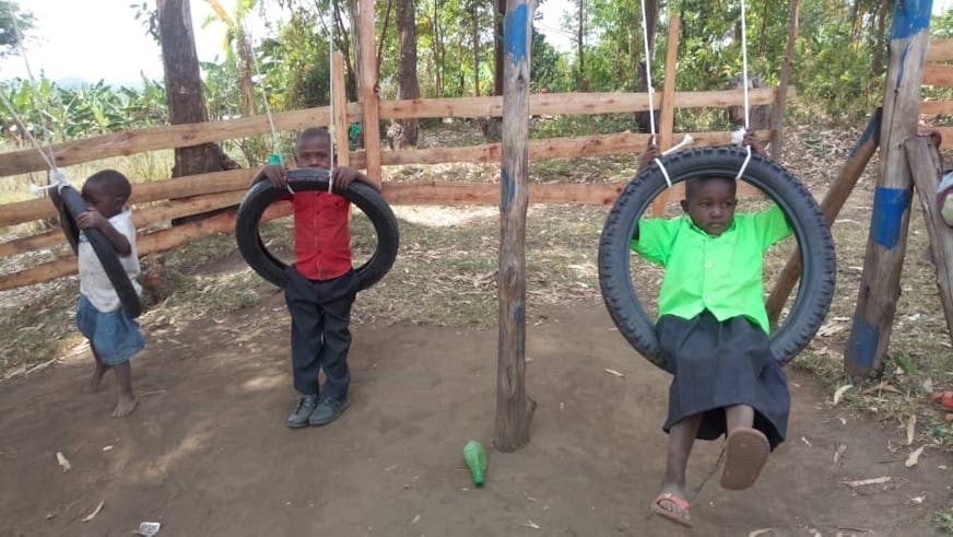 Jacob-buiten-aan-het-spelen-in-de-pauze-Oeganda-SOS families-versterken