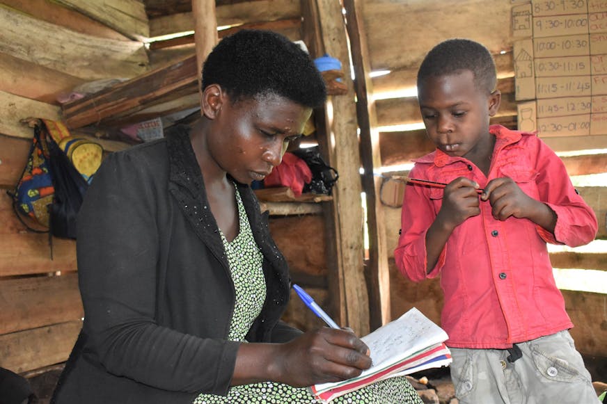 Jacob-met-zijn-lerares-Oeganda-SOS-families-versterken