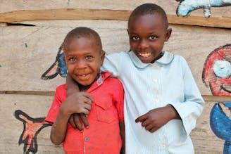 Jacob-met-zijn-zus-Oeganda-Families-versterken