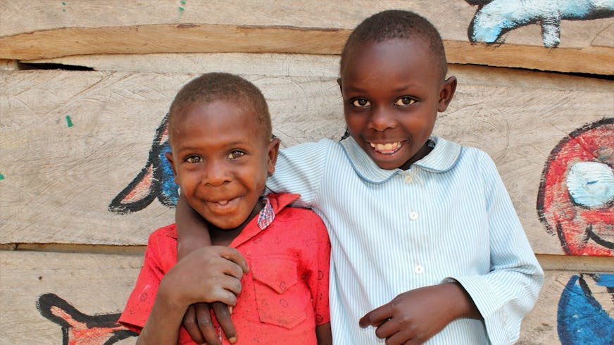 Jacob-met-zijn-zus-oeganda-SOS-families-versterken