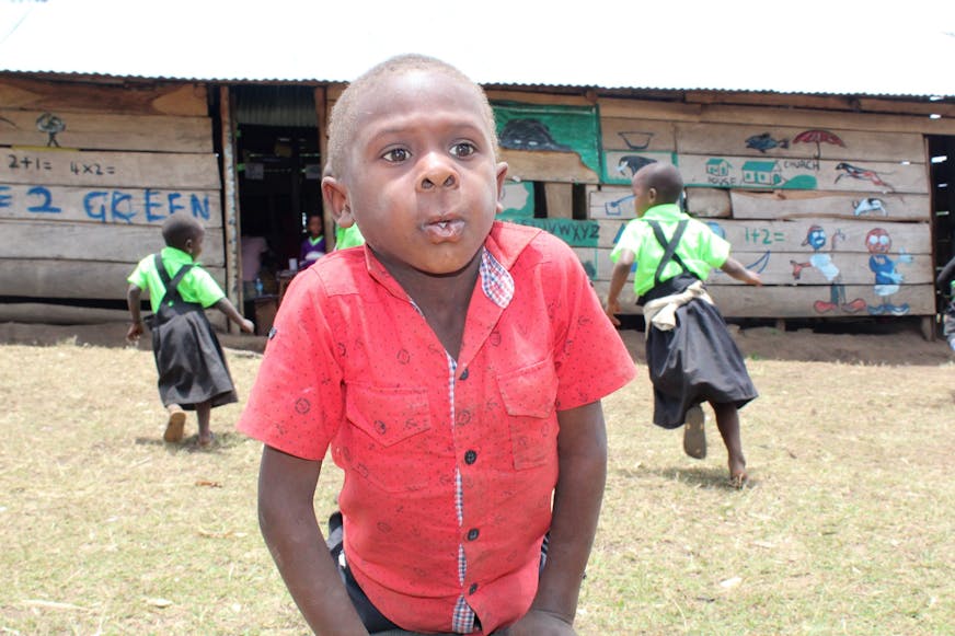 Jacob-op-het-schoolplein-Oeganda-SOS-families-versterken