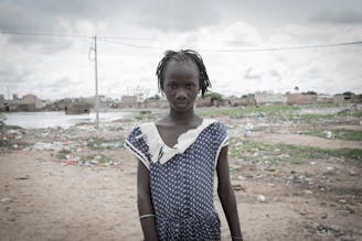 Khadi uit Senegal buiten bij haar huis