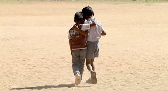 Twee jongens arm in arm samen - bescherming