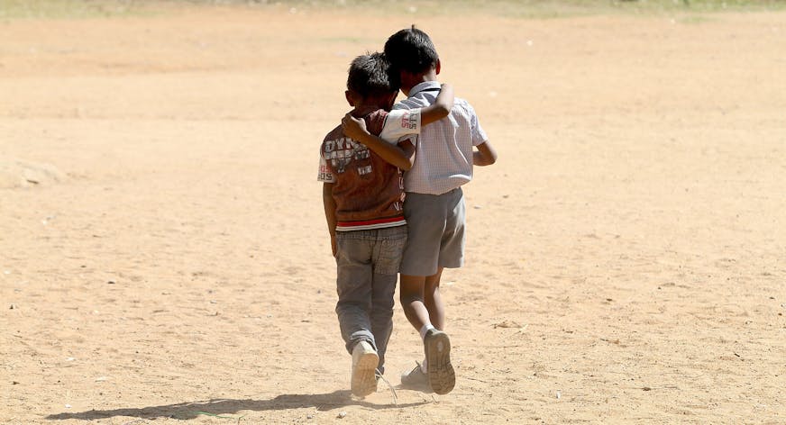 Twee jongens arm in arm samen - bescherming