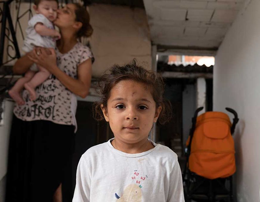 Elvira met haar moeder en broertje op de achtergrond - SOS Kinderdorpen