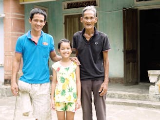 Linh met haar vader en opa in Vietnam