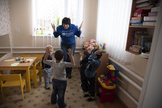 Spelende kinderen in Oekraïne noodhulp