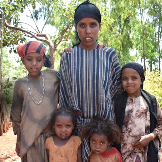 Fatima Abdi uit Ethiopie met haar 4 kinderen