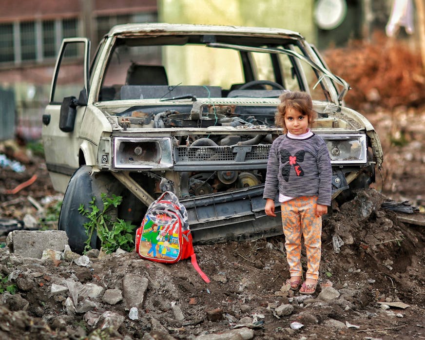 Meisje in Gaza bij auto