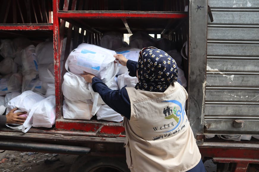 Een hulpverlener deelt dignity kits uit in Rafah, Gaza