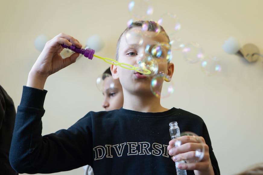 Emilie speelt in een kindercentrum in Iviv, Oekraïne